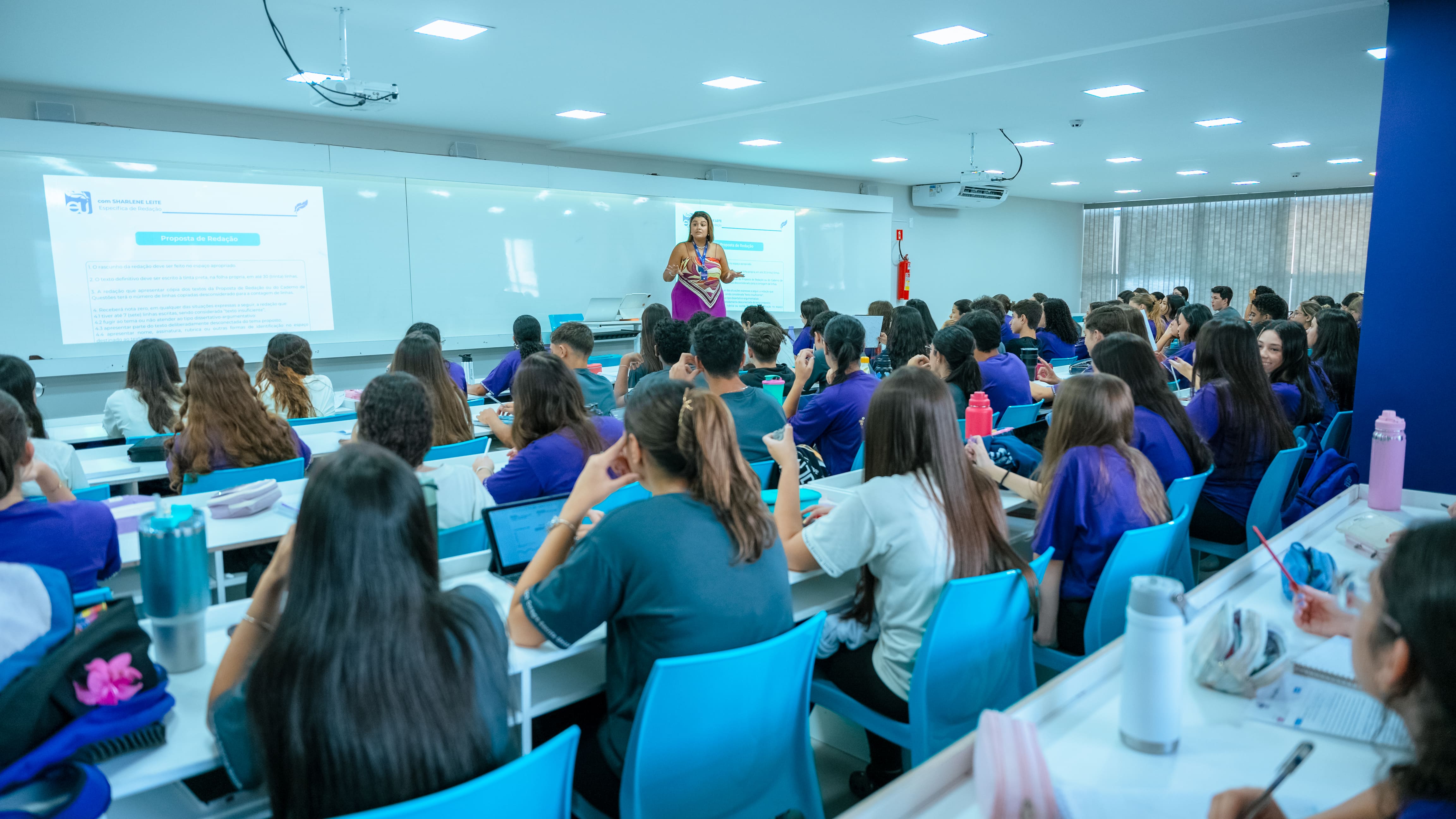 Aula no Colégio Escrita Única
