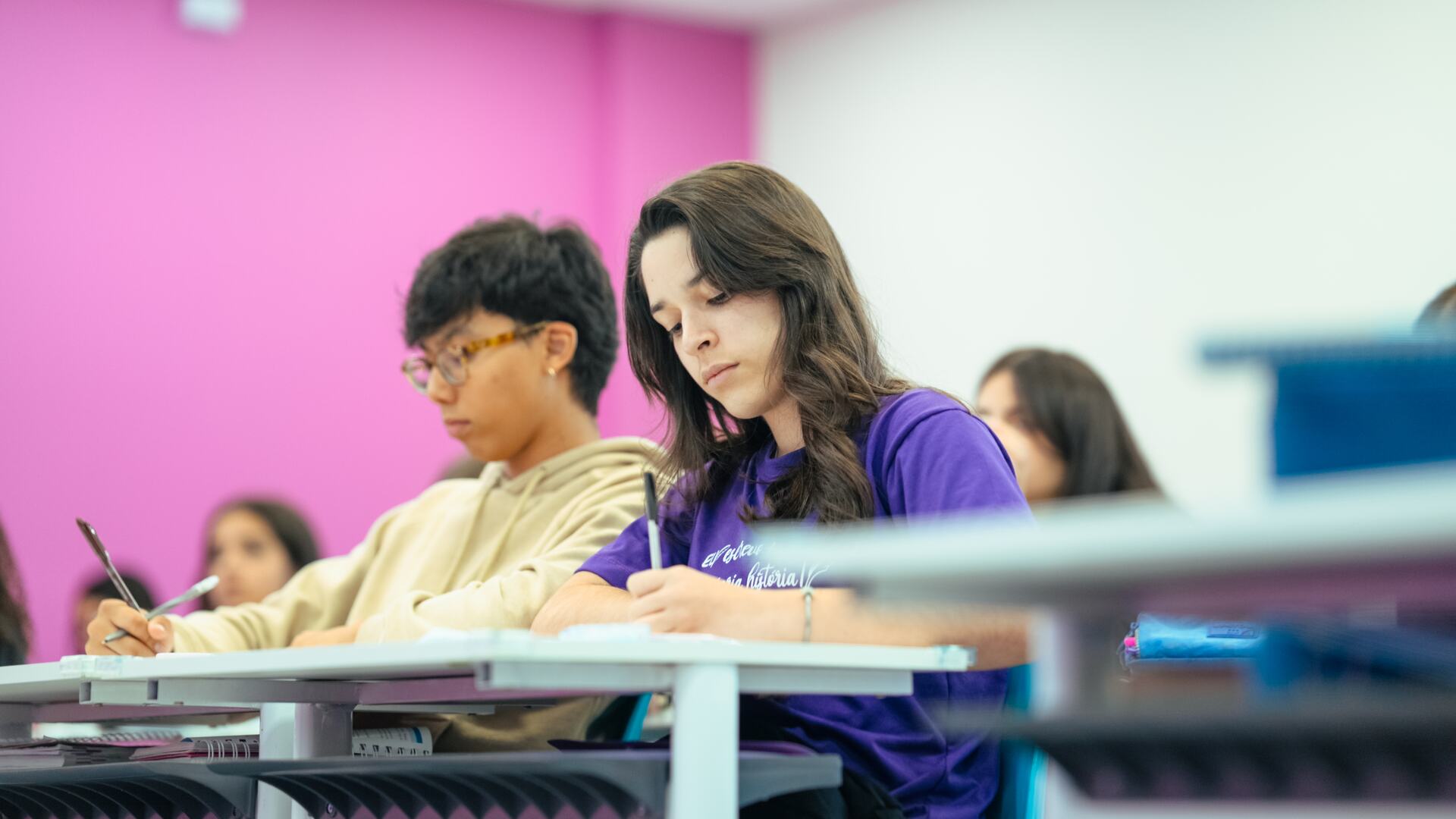 Alunos do Colégio Escrita Única em aula, concentrados na escrita.